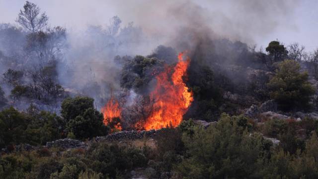 Buknuo požar u naselju Marina kod Trogira