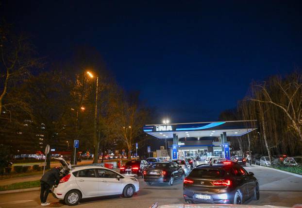 Zagreb: Gužve na benzinskim postajama zbog sutrašnjeg poskupljenja goriva