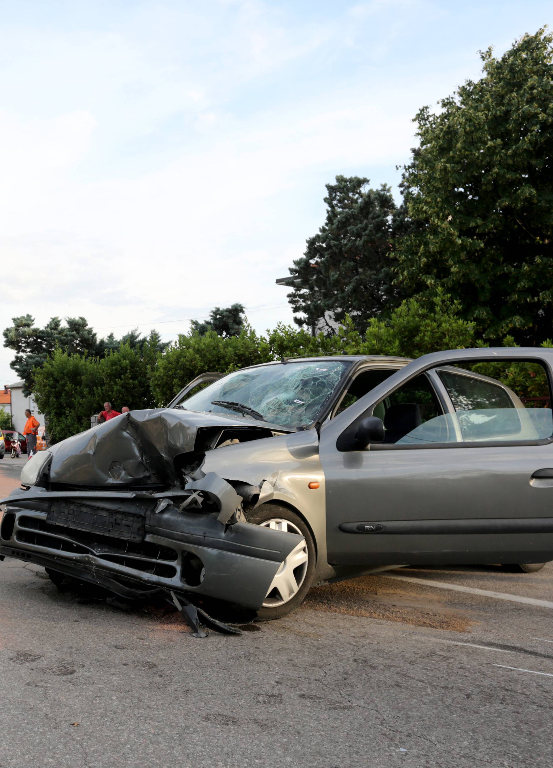 Četvero ljudi je ozlijeđeno u sudaru dva automobila u Rijeci