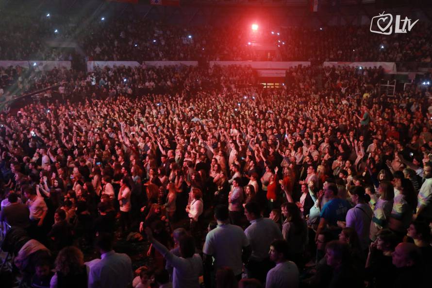 Koncert 'Pogledaj srcem' je u Ciboni oduševio tisuće vjernika