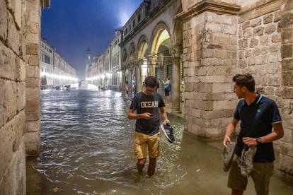 Stradun u Dubrovniku nakon obilne kiše postao kupalište