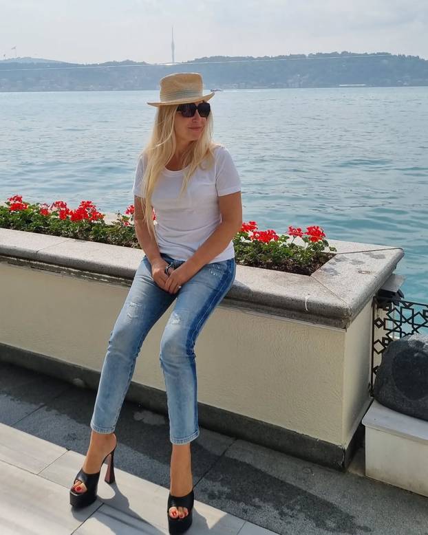 FOTO Predstavlja se kao grofica, bila na inauguracji: 'U uređenim zemljama ona bi bila u zatvoru'