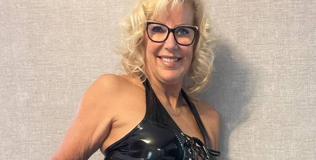 FOTO Policajka (61) dala otkaz i postala hit na internetu: Mnogi bi voljeli da ih 'privede'...