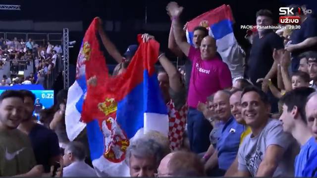 VIDEO Navijačice u 'kockicama' mahale su srpskom zastavom