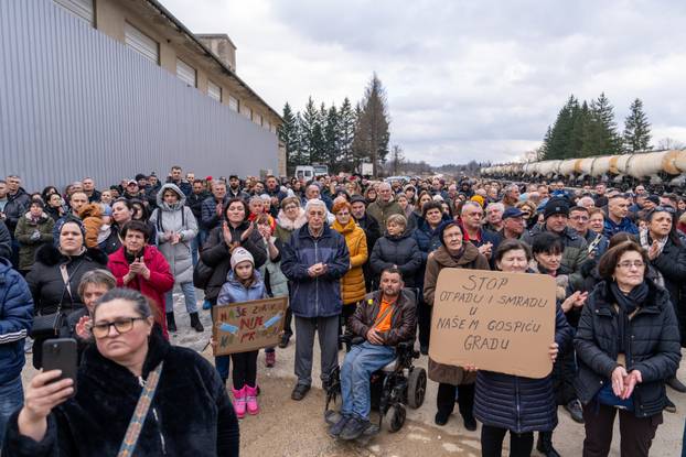 U Gospiću održan prosvjed radi odlaganja opasnog otpada 