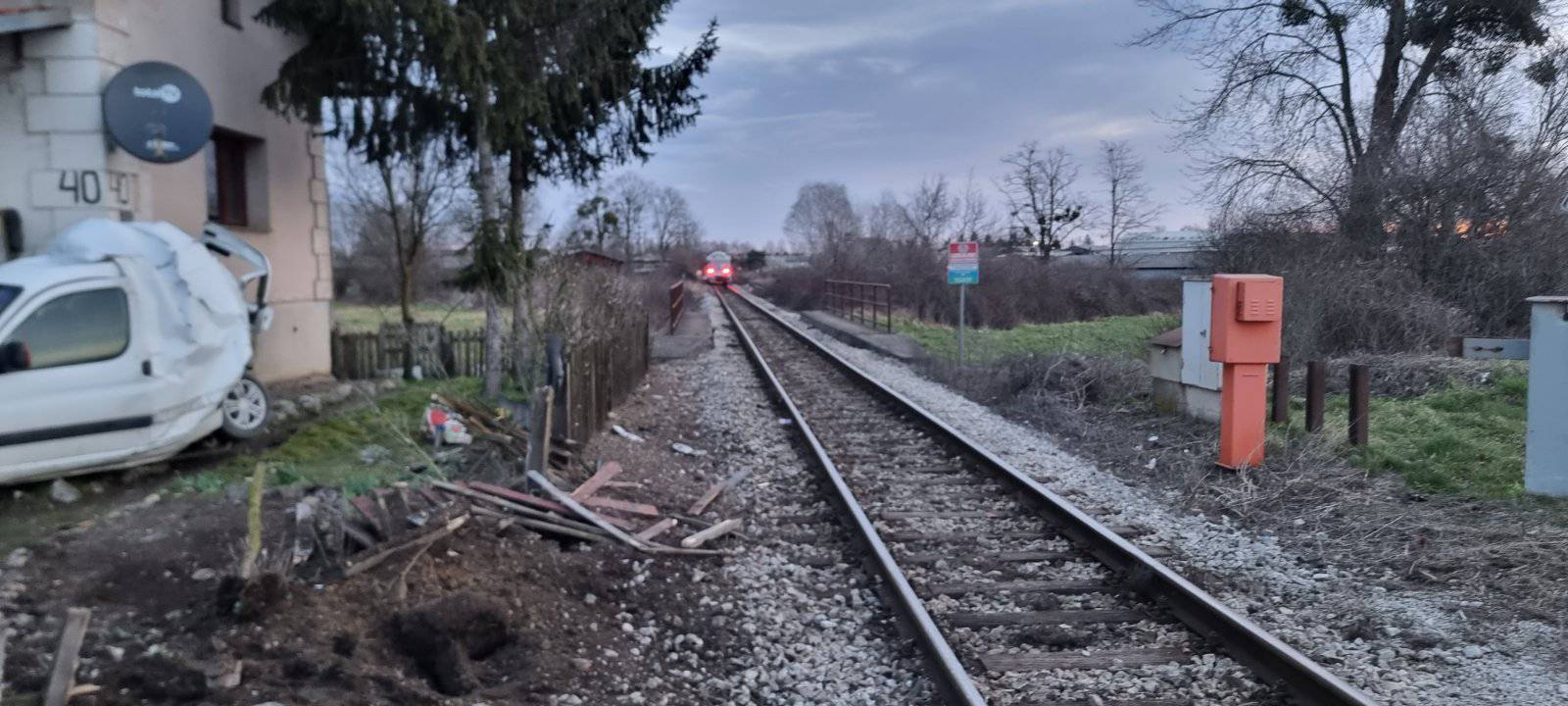 FOTO Vozač u Čakovcu zaobišao rampu i preživio sudar s vlakom koji ga je odbacio u zid kuće
