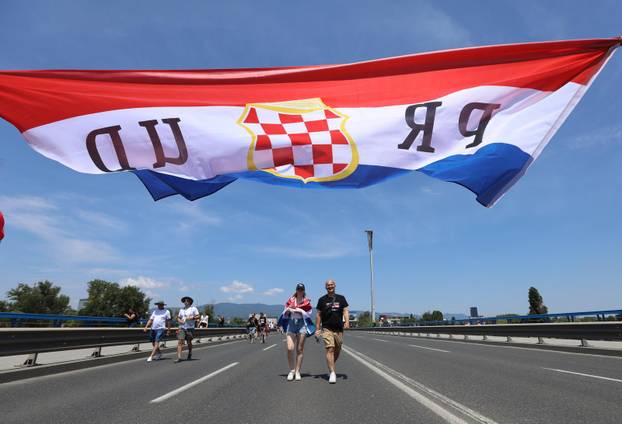 Zagreb: Tisuće fanova Thompsona prolazi Mostom mladosti koji je zatvoren za promet