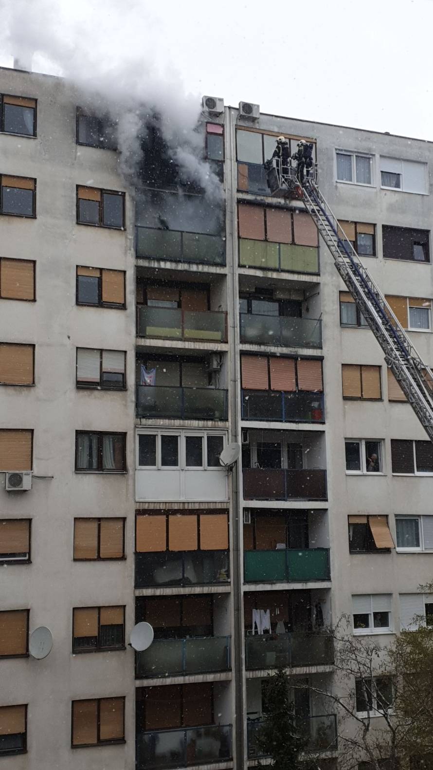 Gori stan, vatrogascima linije zagušene: Ne zovite za krov!