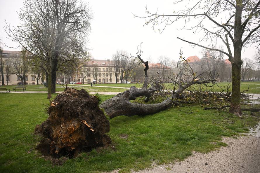Zagreb: Olujni vjetar rušio bicikle i skele 