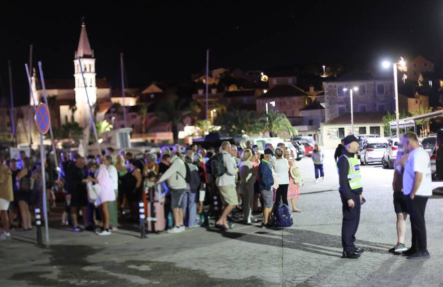 Milna: Zbog požara turisti proveli noć na rivi