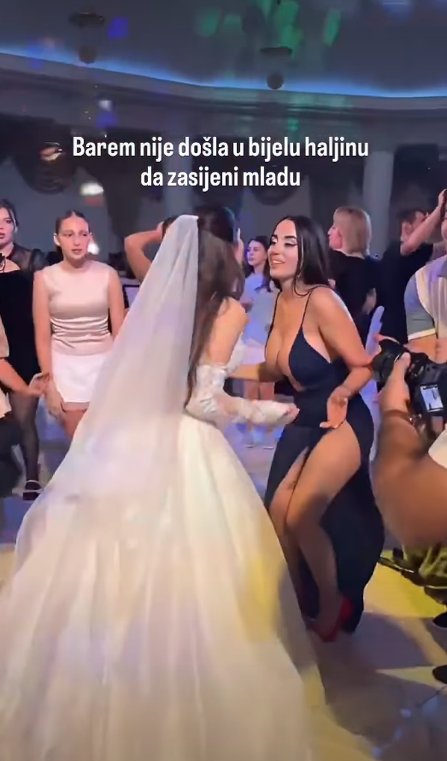 VIDEO Svi pričaju o haljini gošće na balkanskom vjenčanju: 'Bar nije u bijelom da zasjeni mladu'