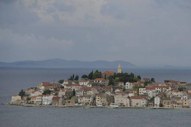 Pogled na Primošten pod oblacima