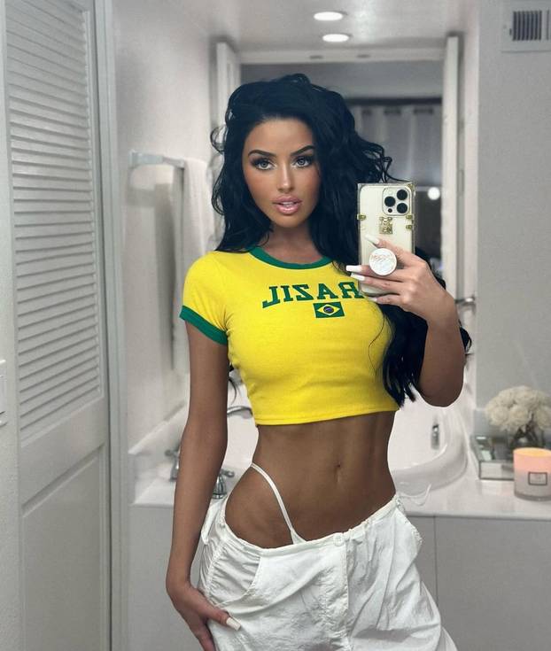 Ona je kraljica oblina! Nekad je trčala za loptom, a danas za njom trče milijuni fanova...