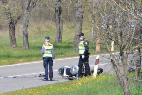 Maloljetni motociklist pretjecao na raskrižju pa naletio na auto