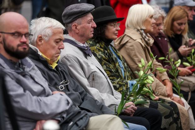 Sarajevo: Komemoracija za Halida Bešlića ispred Narodnog pozorišta