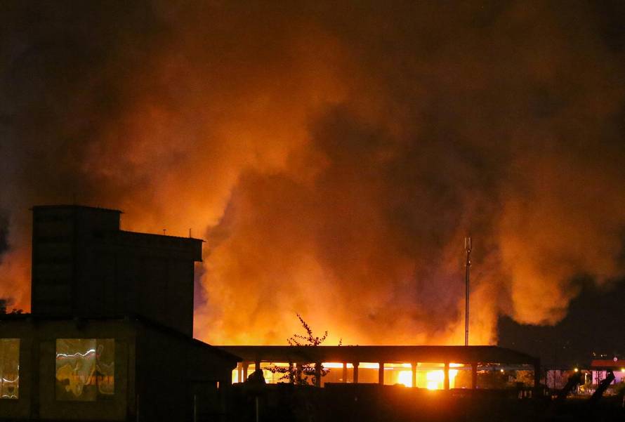 Zagreb: Oko 30 vatrogasaca bori se s požarom koji je buknuo na Žitnjaku