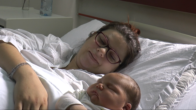 Najveća beba u regiji: Suzana je rodila dječaka teškog 6.4 kg!