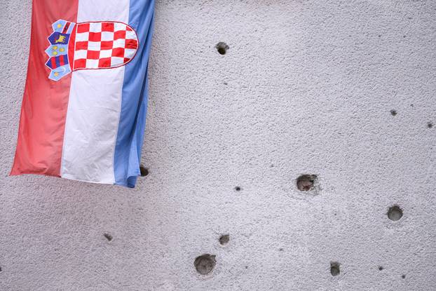 Knin: Hrvatske zastave vijore se gradom