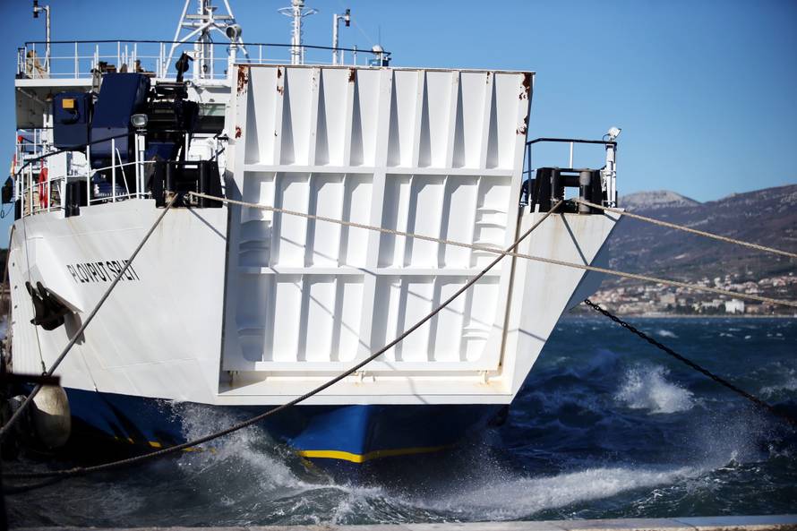 Split: Bura stvara probleme u pomorskom prometu