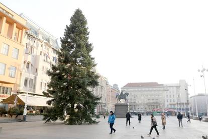 FOTO Pripreme za Advent: Na Trgu u Zagrebu postavili jelku