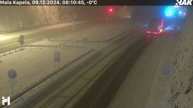 FOTO Pogledajte kako izgledaju ceste kroz Liku!  Pada snijeg, za kamione zatvoreno prema Rijeci