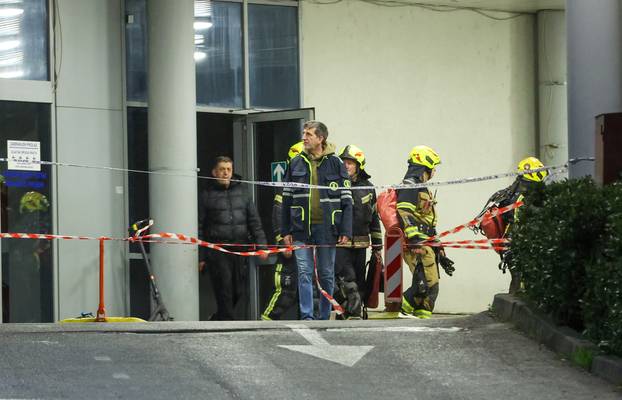 Zagreb: Dio fasade hitnog prijema KBC Zagreb odvojio se uslijed jakog vjetra
