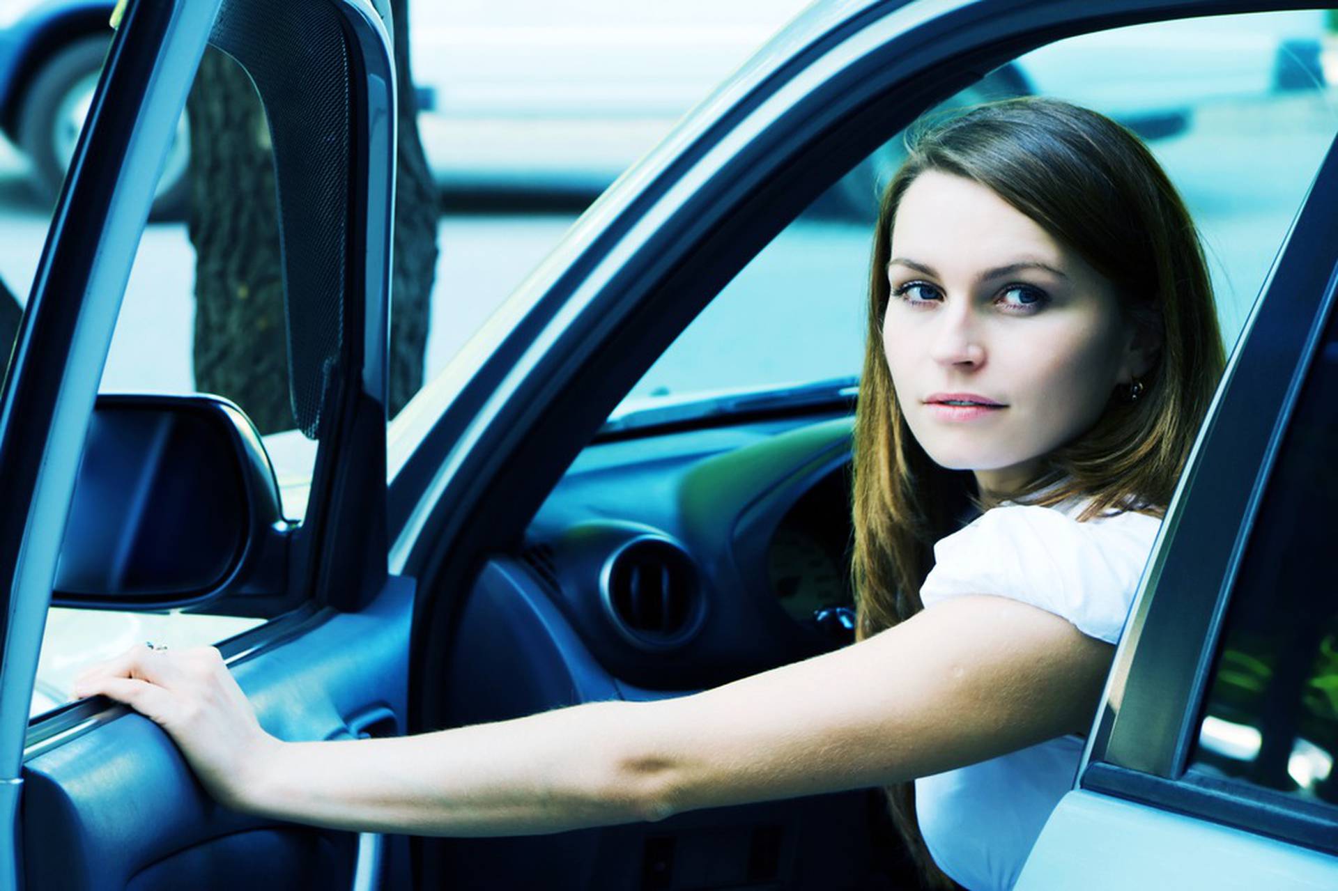 Вызови машину. Woman in a parking.