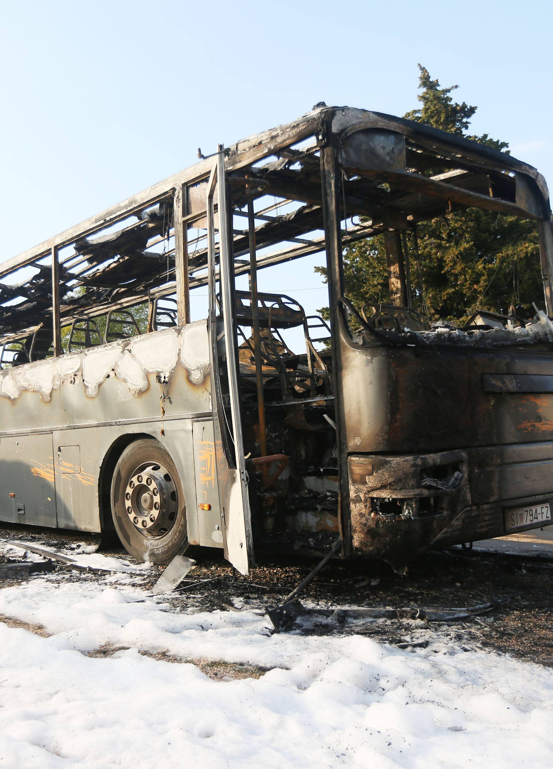 U blizini Drniša izgorio bus, nasreću nitko nije ozlijeđen