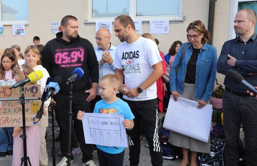 Zagreb: Prosvjed roditelja i djece Donjeg Dragonošca koja nastavu pohađaju u vatrogasnom domu