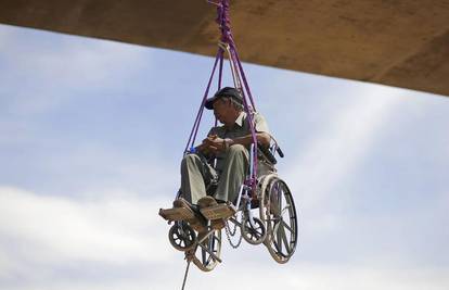 Bolivijski invalidi u znak prosvjeda vise s mosta
