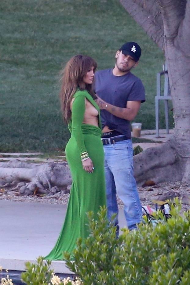 *PREMIUM-EXCLUSIVE* Jennifer Lopez turns heads during a photoshoot in Hollywood Hills