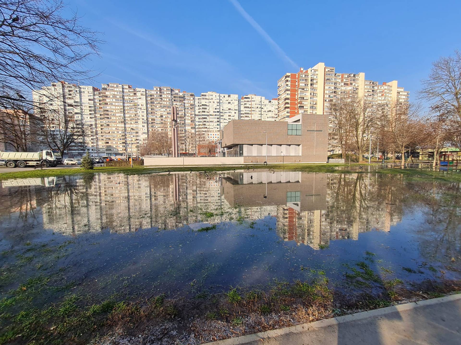 VIDEO U Travnom je pukla cijev: 'Oko crkve je pravo jezero...'