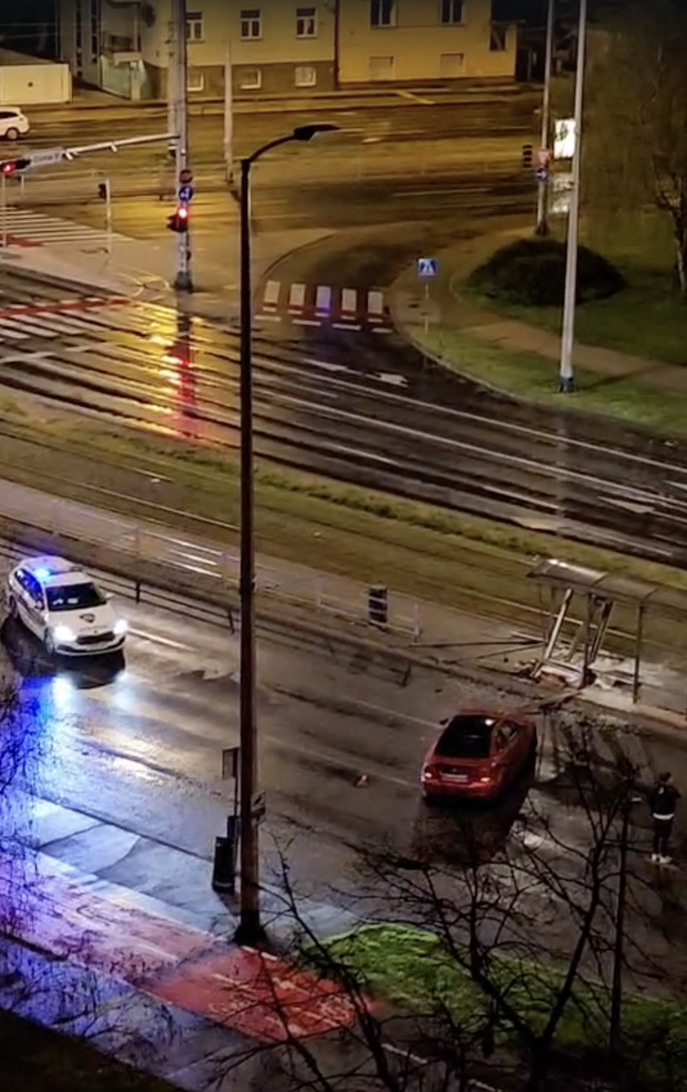 FOTO BMW-om se zabio u tramvajsku stanicu: Hitna odvela ozlijeđene u bolnicu