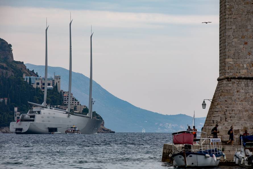 Dubrovnik: Superluksuzna jahta A usidrena kraj Lokruma