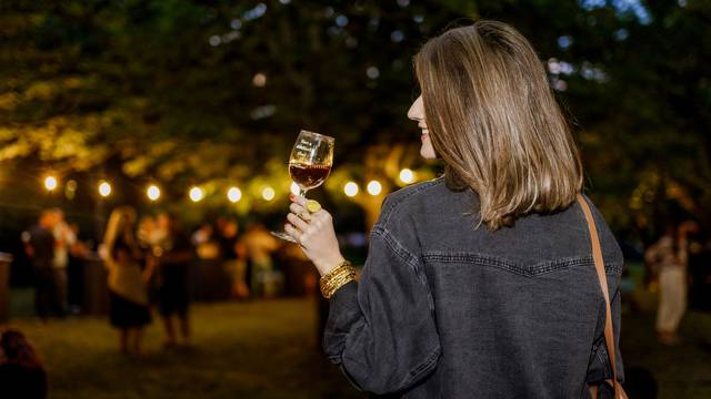 Prvi ovogodišnji Wine & Music Night u Labinu privukao veliki broj posjetitelja...