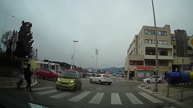 Snimka iz Splita: Pješakinju je umalo udario auto, od nesreće ih je dijelilo par centimetara