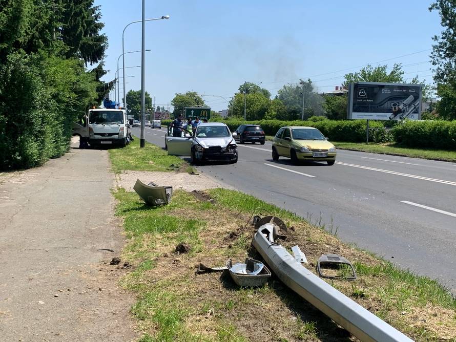 VIDEO Sudar na Aleji Bologne, stup pao preko tri trake: 'Clio je pobjegao, a BMW ga je lovio!'