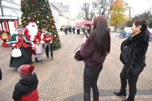 Bjelovar: Baka i Djed Mraz na bjelovarskom adventu uveseljavaju sve naraštaje