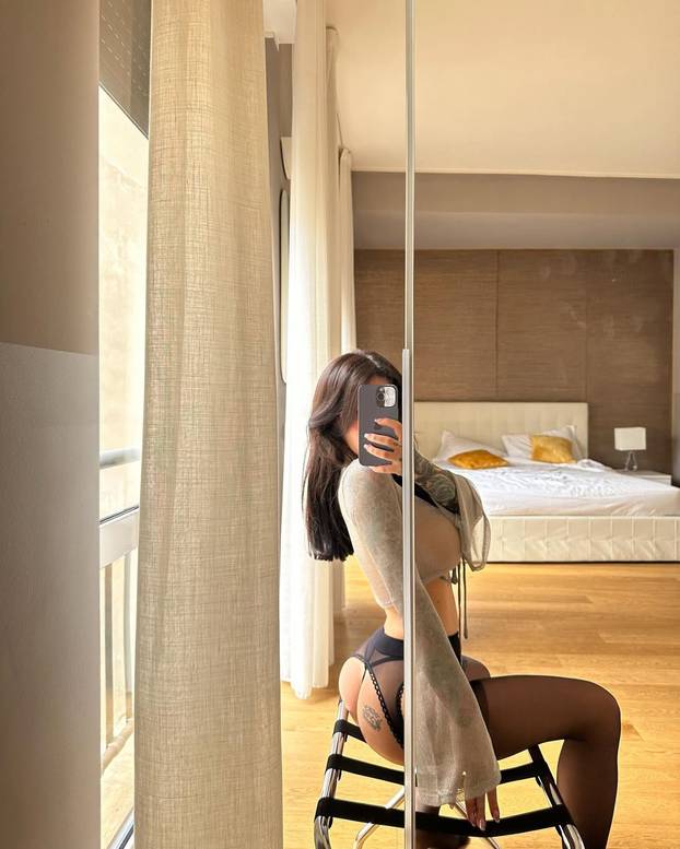 FOTO Alex je najbujnija dama Italije: Prati je skoro 10 milijuna ljudi. Obožava mini-kompletiće