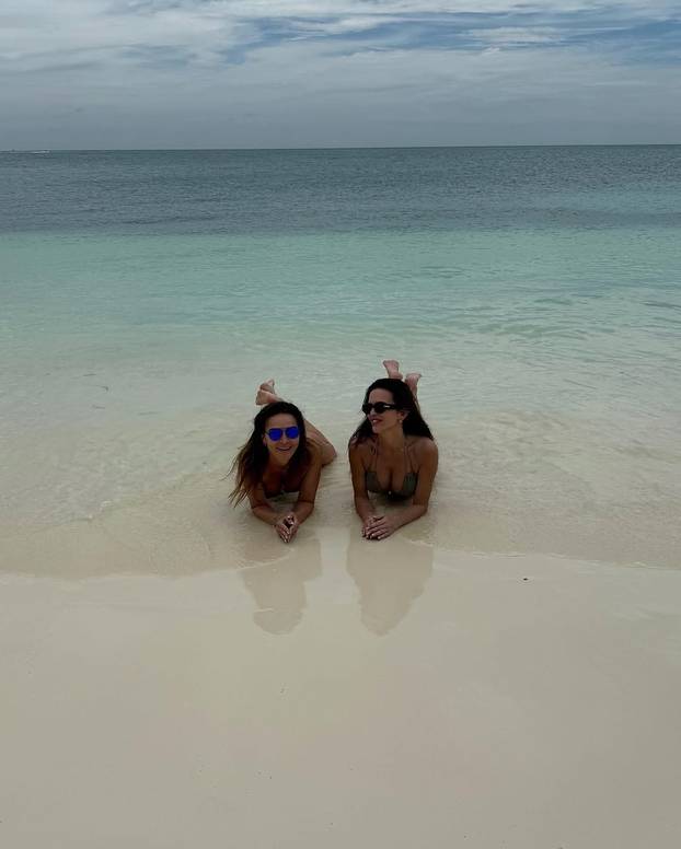 Siječanj iz snova! Brena, Maja, Severina i Nives zamijenile su tmurnu zimu za spokojno ljeto