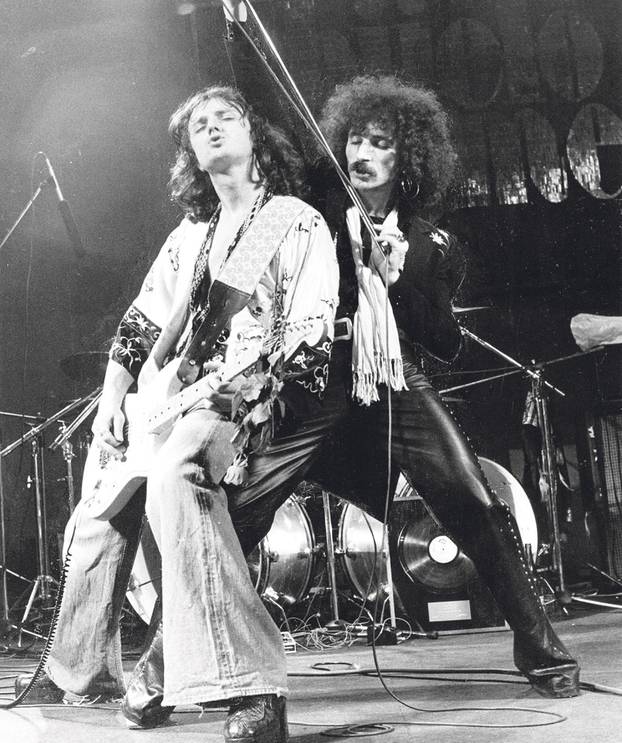 FOTO Jedna fudbalerka, a nas dvoje! Prepoznajete li pjevače bujnih kosa iz vaše mladosti?