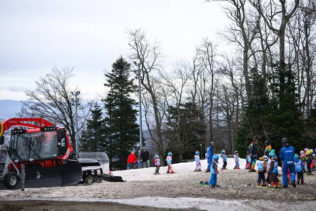 Zagreb: Blato i toplo vrijeme nisu spriječili najmlađe skijaše na Sljemenu