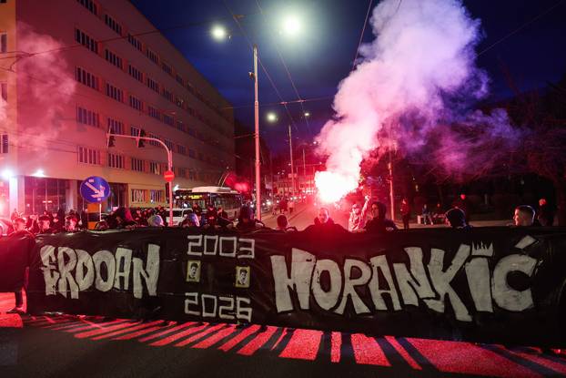 Sarajevo: Prosvjednici na ulicama grada uz transparente zapalili i baklje