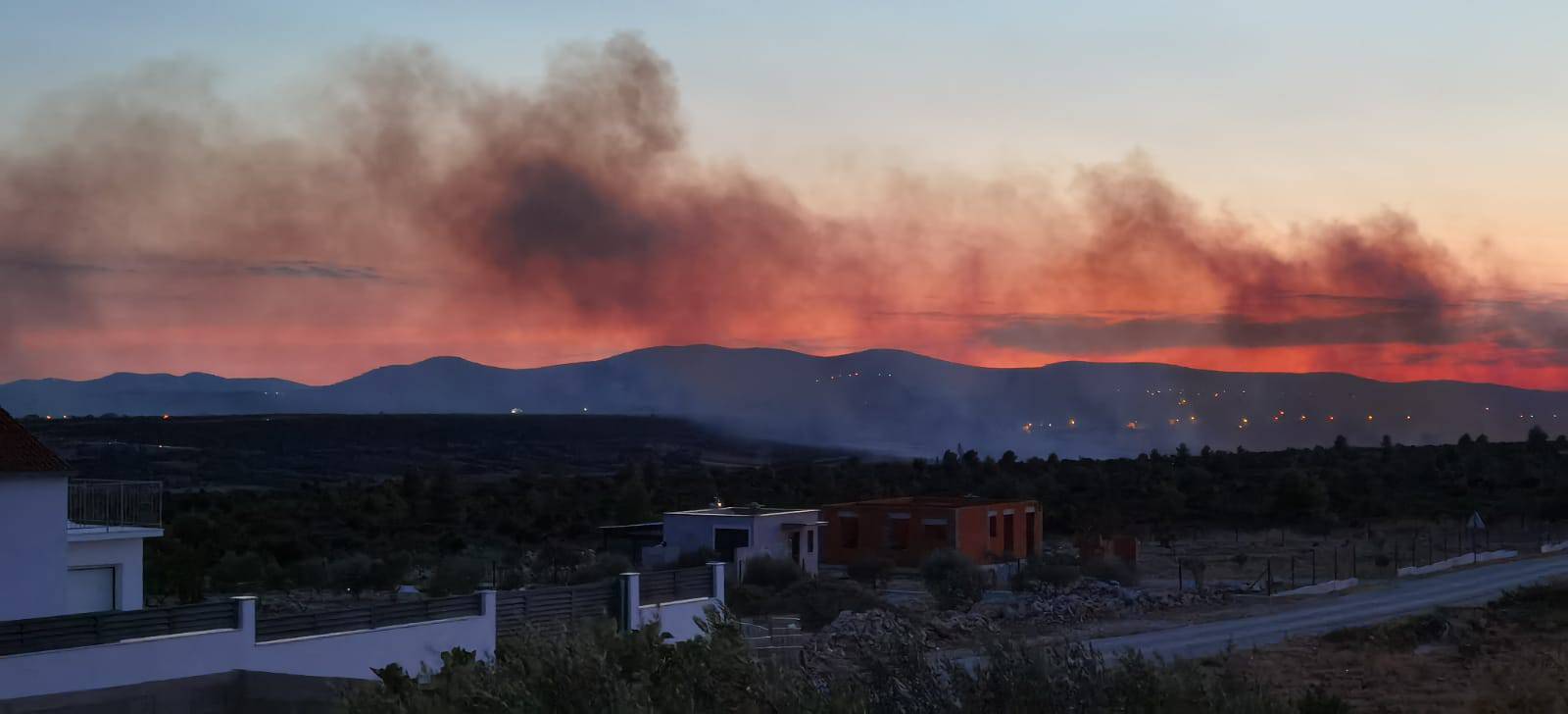 Požar kod Skradina gasi skoro 50 vatrogasaca, čeka ih duga i teška noć. Buknulo i kod Polače