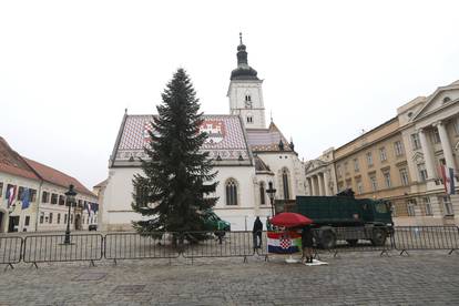 Zagreb: Radnici Zrinjevca postavili su bor na Trg svetog Marka