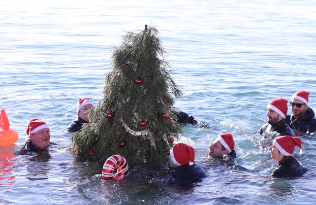 Split: Članovi Podvodno istraživačkog kluba Mornar potopili okićenu jelku u more ispred rive