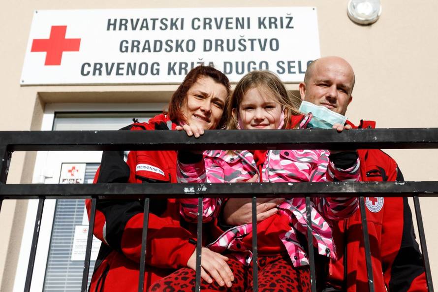 Iva je s 18 mjeseci nosila pomoć za Gunju, sad slaže pakete za obitelji pogođene potresom