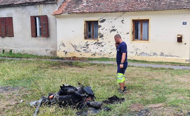 U teškoj nesreći kod Sl. Broda 14 ozlijeđenih, bježali od policije pa sletjeli s ceste