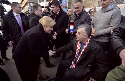 Predsjednica stigla u Savsku, branitelji ju dočekali pjesmom