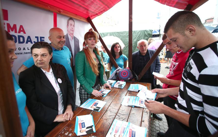 Umjesto pustim obećanjima glasače je mamila - dekolteom